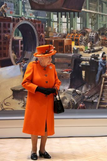 La reine Elizabeth II, en orange flamboyant, à Londres le 7 mars 2019