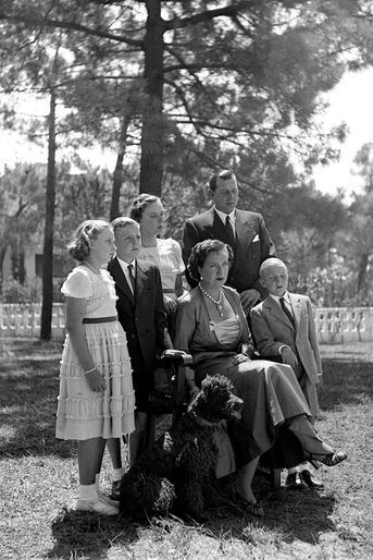 L'infante Margarita d'Espagne (à gauche) avec ses parents, sa soeur et ses frères, le 1er août 1949