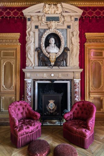 "Petits Appartements" du château de Chantilly restaurés : la cheminée du salon de Condé