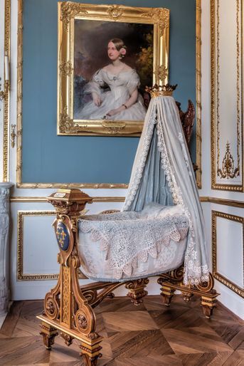 "Petits Appartements" du château de Chantilly restaurés : le berceau du duc de Guise dans la chambre de la duchesse d'Aumale