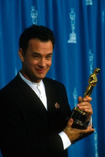 67ème cérémonie des Oscars (1995)En 1994, Tom Hanks a reçu l'Oscar du meilleur acteur pour son rôle dans "Philadelphia", de Jonathan Demme. L'année suivante, il est de nouveau nommé, pour "Forrest Gump", de Robert Zemeckis. Et il l'emporte. En 1999, il est encore nommé, pour le film "Il faut sauver le soldat Ryan", de Steven Spielberg, mais c'est Roberto Benigni qui l'emporte. (Photo : Tom Hanks sacré meilleur acteur pour la deuxième année consécutive, Oscars 1995)