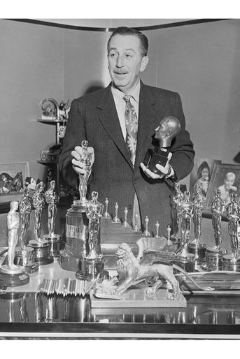 6ème cérémonie des Oscars (1934)Walt Disney utilise pour la première fois le terme "Oscars" qui deviendra le nom de cette cérémonie de récompenses, auparavant appelée "Academy Awards" en référence à l'association "Academy of Motion Picture Arts and Sciences" qui l'organise(Photo : Walt Disney pose avec tous ses trophées en 1954)