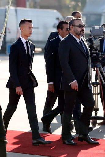 Le roi Mohammed VI du Maroc et son fils le prince héritier Moulay El Hassan à l'aéroport de Rabat-Salé, le 13 février 2019