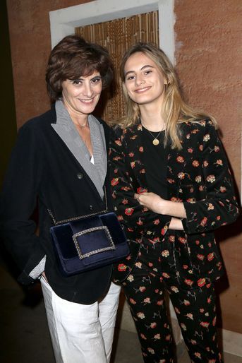 Inès de la Fressange et sa fille Violette au défilé Jacquemus lors de la Fashion Week de Paris le 26 février 2019