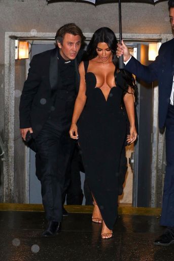 Kim Kardashian, Jonathan Cheban à la sortie de la 21ème édition du gala de l&#039;amfAR au Cipriani Wall Street à New York, le 6 février 2018. 
