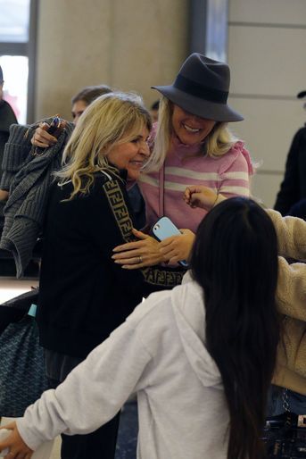 Laeticia Hallyday accueille sa maman Françoise Thibaut avec ses filles Jade et Joy à l&#039;aéroport de Los Angeles le 3 février 2019. 