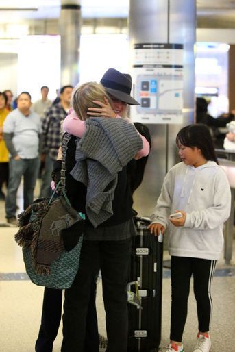 Laeticia Hallyday accueille sa maman Françoise Thibaut avec ses filles Jade et Joy à l&#039;aéroport de Los Angeles le 3 février 2019. 