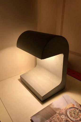La lampe de bureau “Béton” de Le Corbusier