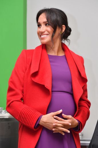 Meghan Markle, la duchesse de Sussex, en rouge et violet à Birkenhead, le 15 janvier 2019