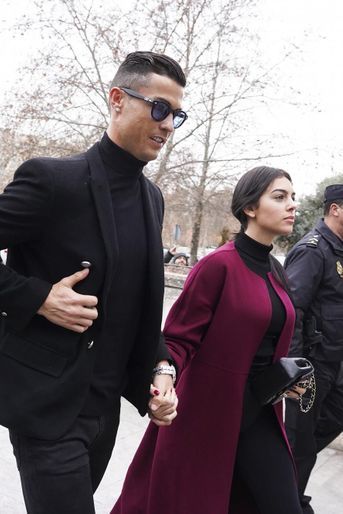 La star portugaise Cristiano Ronaldo a été condamné à deux ans de prison, une peine commuée en une amende de 18,8 millions d'euros pour fraude fiscale ce mardi. Convoqué au tribunal à Madrid, l'ancien attaquant du Real Madrid a fait le show, sourire figé de rigueur et selfies avec les fans. 