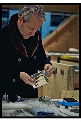 Le designer Ronan Bouroullec examine la finition des maillons en cristal qui, mis bout à bout, formeront des tubes longs de 12 mètres