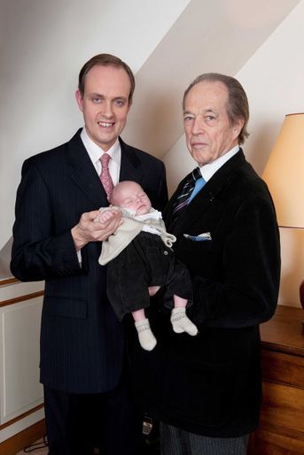 Henri d&#039;Orléans, comte de Paris, avec son fils le prince Jean et son bébé le prince Gaston, le 2 décembre 2009