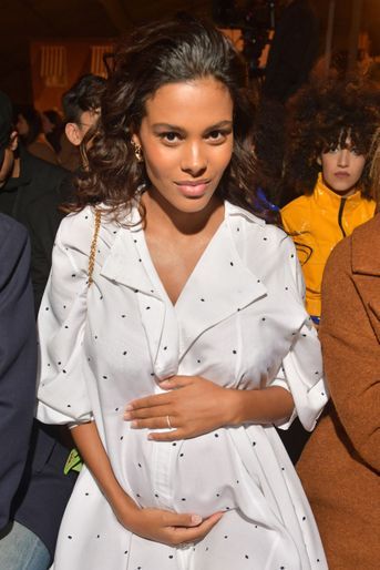 Tina Kunakey au défilé Jacquemus lors de la Fashion Week de Paris le 26 février 2019