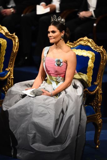 La princesse Victoria de Suède, dans une robe déjà portée par sa mère, pour les Nobel le 10 décembre 2018