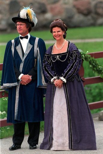 La reine Silvia de Suède avec le roi Carl XVI Gustaf, pour leurs 25 ans de mariage, le 18 juin 2001