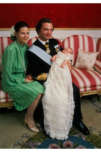 La reine Silvia de Suède avec le roi Carl XVI Gustaf et la princesse Victoria, le jour de son baptême, le 27 septembre 1977