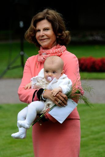 La reine Silvia de Suède avec sa première petite-fille, la princesse Estelle, le 14 juillet 2012