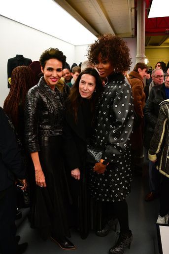 Farida Khelfa et Naomi Campbell à l'exposition consacrée aux créations d'Azzedine Alaïa, à Paris, le 20 janvier 2019.