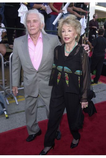 Kirk Douglas et sa femme Anne à la première d'un film de Joe Roth à Los Angeles en 2001. 
