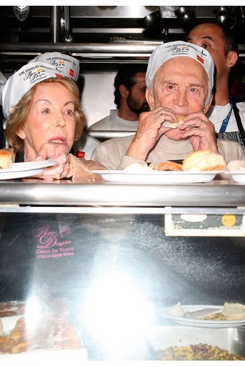 Kirk Douglas et sa femme Anne participent à l'action "Un repas de Thanksgiving pour les sans-abris" à Los Angeles en 2008. 