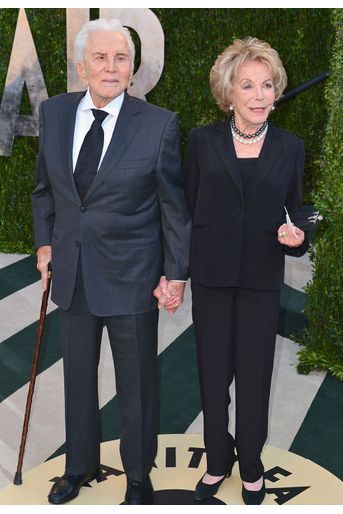 Kirk Douglas et sa femme Anne lors de l'after party des Oscars organisée par Vanity Fair à Hollywood en 2013. 