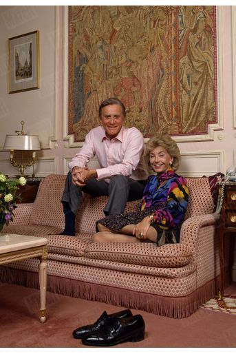 Kirk Douglas et sa femme Anne dans leur chambre d'hôtel à Paris en 1987, où ils se sont rendus pour promouvoir le nouveau film de Kirk "Coup double". 
