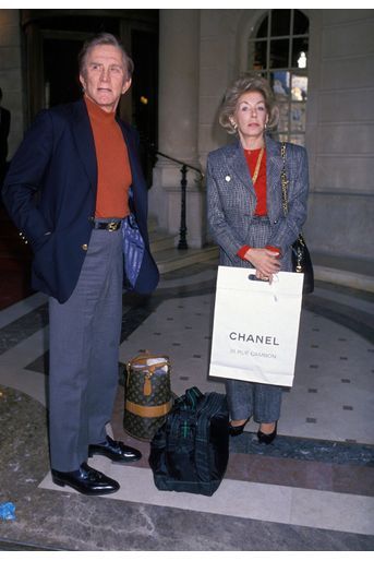 Kirk Douglas et sa femme Anne après une journée shopping à Paris en 1988. 