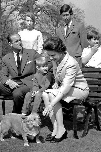 La reine Elizabeth II et le prince Philip, avec leurs quatre enfants, le 22 avril 1968 