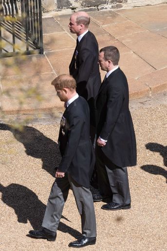 Le prince William et le prince Harry marchent au côté de leur cousin Peter Phillips aux obsèques du prince Philip le 17 avril 2021