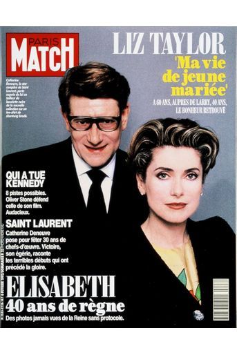 En 1992, Catherine Deneuve fête les 30 ans de carrière d&#039;Yves Saint Laurent en posant avec le créateur en couverture de notre magazine.