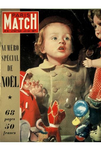 Couverture du Paris Match n°91 du 16 décembre 1950 : une petite fille regardant les jouets exposés en vitrine d'un grand magasin parisien.