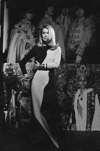 En 1981, Catherine Deneuve fête les 20 ans de carrière d&#039;Yves Saint Laurent en posant dans ses robes, photographiée par le grand Helmut Newton. Ensemble, ils feront la couverture de notre magazine.