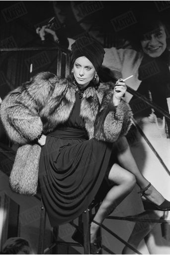 En 1981, Catherine Deneuve fête les 20 ans de carrière d&#039;Yves Saint Laurent en posant dans ses robes, photographiée par le grand Helmut Newton. Ensemble, ils feront la couverture de notre magazine.