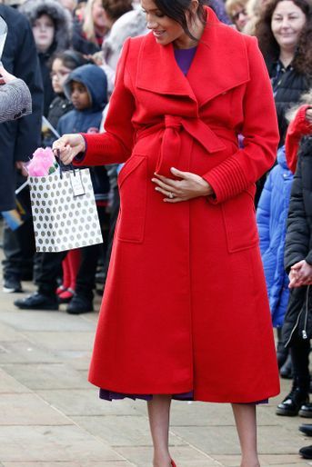 La duchesse de Sussex Meghan née Markle et son époux le prince Harry étaient en déplacement à Birkenhead ce lundi. Elle a révélé qu&#039;elle était enceinte de six mois et qu&#039;elle ne connaissait pas le sexe de son bébé à venir. 