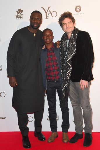 Omar Sy avec Lionel Louis-Basse et Matthieu Chedid à l'avant-première de "Yao" à Paris, mardi 15 janvier