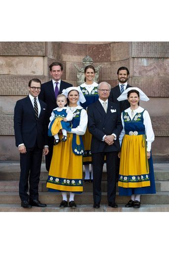 La reine Silvia de Suède avec le roi Carl XVI Gustaf, leurs trois enfants, leurs deux gendres et la princesse Estelle, le 6 juin 2013