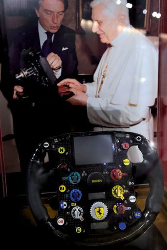 Souvenir de bolide. Le volant de la Ferrari qui a mené, en 2004, Michael Schumacher vers le sacre mondial en F1. Un cadeau du président de Ferrari Luca Cordero di Montezemolo à Benoît XVI.