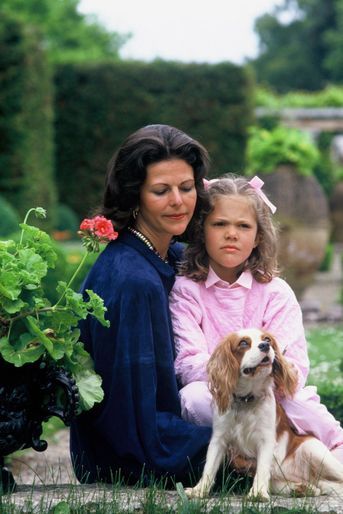 La reine Silvia de Suède avec la princesse Victoria, en juillet 1985