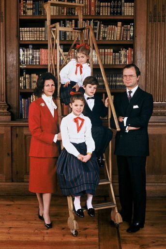 La reine Silvia de Suède avec le roi Carl XVI Gustaf et leurs trois enfants, le 6 juin 1988