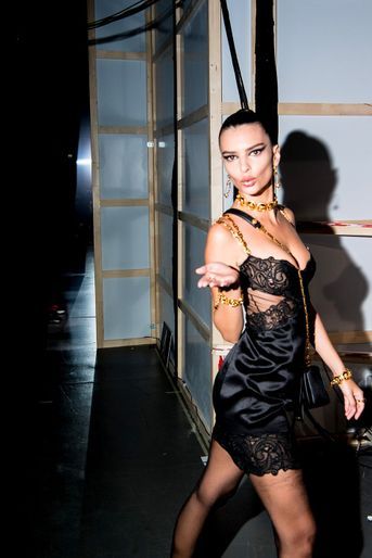 Emily Ratajkowski dans les coulisses du défilé Versace à Milan, samedi 12 janvier