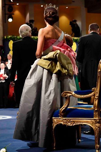 La princesse Victoria de Suède, de dos, à la cérémonie des prix Nobel à Stockholm, le 10 décembre 2018