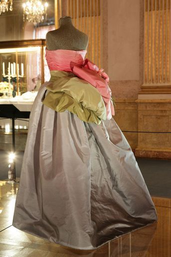 La robe Nina Ricci portée par la reine Silvia, en 1995, et la princesse Victoria de Suède, en 2018, à la cérémonie des prix Nobel à Stockholm