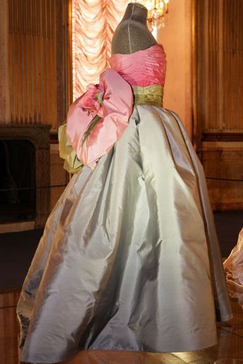 La robe portée par la reine Silvia, en 1995, et la princesse Victoria de Suède, en 2018, à la cérémonie des prix Nobel à Stockholm
