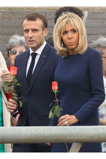 Emmanuel et Brigitte Macron ont jeté des roses dans le fleuve, aux côtés de familles de disparus, jeudi au parc de la Mémoire à Buenos Aires.