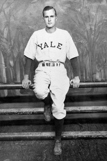 George H. W. Bush joueur de baseball pour Yale en 1948