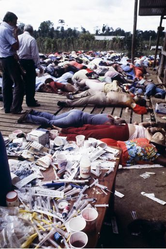 Jonestown, au lendemain du suicide collectif. Au premier plan, les seringues qui ont empoisonné ceux refusant de se donner la mort. 