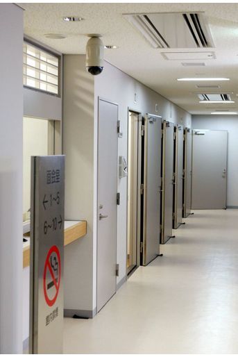 Porte des cellules du centre de détention de l&#039;arrondissement de Katsushika à Tokyo.