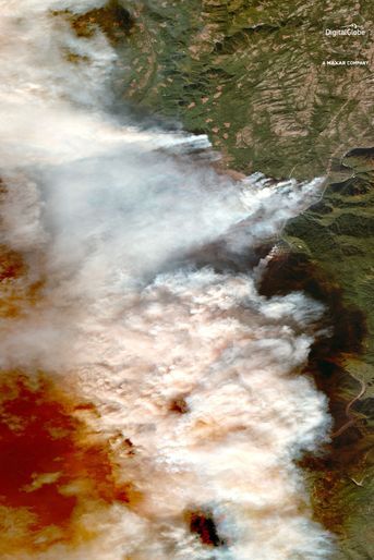 Lundi, les extrémités septentrionales et méridionales de la Californie étaient couvertes d'épaisses fumées et le soleil, à peine visible, masqué par plusieurs feux d'ampleurs variées.