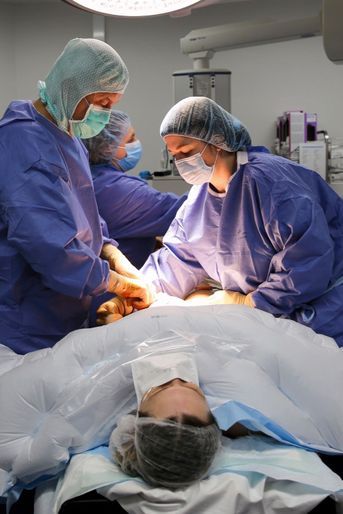 L’accouchement, 12 février 2021. Jean-Marc Ayoubi et Marie Carbonnel, chirurgienne, commencent la césarienne.