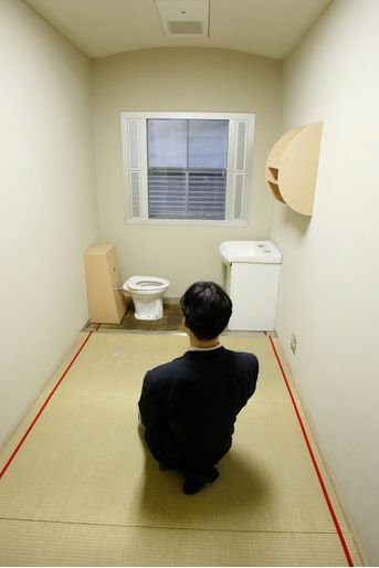 Cellule individuelle du centre de détention de l&#039;arrondissement de Katsushika à Tokyo.